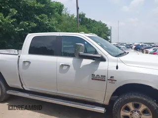 2018 Ram 2500 Big Horn z VIN 3C6UR5DL8JG341532, wystawiony jako IAAI lot #42259456 z przebiegiem 184 762 mil mil oraz . Historia ofert i sprzedaży dostępna na DreamBid. Obrazek 14.