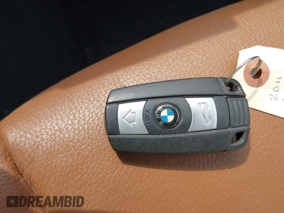 2011 BMW 3 Series 335i xDrive z VIN WBAPL5C55BA920128, wystawiony jako IAAI lot #42473523 z przebiegiem 96 481 mil mil oraz . Historia ofert i sprzedaży dostępna na DreamBid. Obrazek 11.