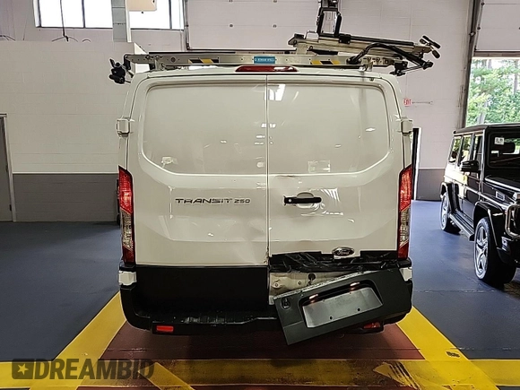 2020 Ford Transit Cargo z VIN 1FTBR2YG1LKA51866, wystawiony jako IAAI lot #42842416 z przebiegiem 141 231 mil mil oraz . Historia ofert i sprzedaży dostępna na DreamBid. Obrazek 22.