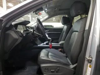 2021 Audi e-tron Premium Plus z VIN WA1LAAGE8MB015982, wystawiony jako Copart lot #47356315 z przebiegiem 43 618 mil mil oraz Nie do naprawy • Non repairable. Historia ofert i sprzedaży dostępna na DreamBid. Obrazek 7.
