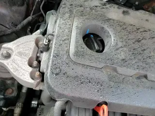 2017 Hyundai Santa Fe 2.4L z VIN 5NMZUDLB7HH041799, wystawiony jako Copart lot #85476825 z przebiegiem 79 211 mil mil oraz Szkoda całkowita • Salvage title. Historia ofert i sprzedaży dostępna na DreamBid. Obrazek 16.