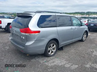 2013 Toyota Sienna LE AAS z VIN 5TDKK3DC3DS402574, wystawiony jako IAAI lot #42272047 z przebiegiem 142 938 mil mil oraz . Historia ofert i sprzedaży dostępna na DreamBid. Obrazek 4.