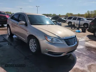 2014 Chrysler 200 Touring z VIN 1C3CCBBB7EN137644, wystawiony jako Copart lot #56254025 z przebiegiem 86 487 mil mil oraz Szkody całkowita. Historia ofert i sprzedaży dostępna na DreamBid. Obrazek 13.