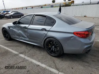 2018 BMW M5 z VIN WBSJF0C50JB282083, wystawiony jako Copart lot #55845673 z przebiegiem 39 691 mil mil oraz . Historia ofert i sprzedaży dostępna na DreamBid. Obrazek 2.