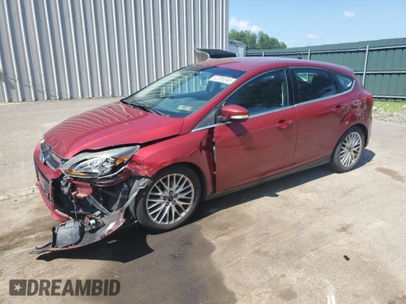 2014 Ford Focus Titanium z VIN 1FADP3N29EL409568, wystawiony jako Copart lot #62295345 z przebiegiem 53 401 mil mil oraz Szkoda całkowita • Salvage title. Historia ofert i sprzedaży dostępna na DreamBid. Obrazek 1.