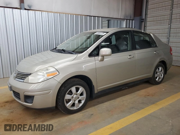 2009 Nissan Versa S z VIN 3N1BC11E69L406027, wystawiony jako Copart lot #50904135 z przebiegiem 163 718 mil mil oraz Szkoda całkowita • Salvage title. Historia ofert i sprzedaży dostępna na DreamBid. Obrazek 1.