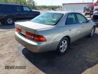 1998 Lexus ES 300 Luxury Sport Sdn with VIN JT8BF28G1W5049917, listed as a IAAI auction lot 42093778 with 331,253 mi miles. Bid and sale history available at carsss.com. Image 4.