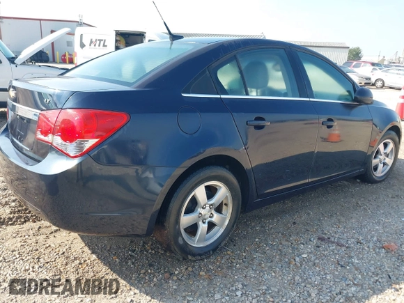 2014 Chevrolet Cruze 1LT z VIN 1G1PC5SB5E7245983, wystawiony jako IAAI lot #42552033 z przebiegiem 168 310 mil mil oraz . Historia ofert i sprzedaży dostępna na DreamBid. Obrazek 4.