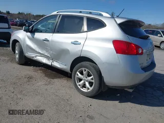 2011 Nissan Rogue SV z VIN JN8AS5MV1BW682862, wystawiony jako IAAI lot #41932618 z przebiegiem 106 558 mil mil oraz . Historia ofert i sprzedaży dostępna na DreamBid. Obrazek 3.