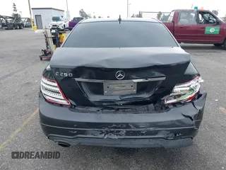 2013 Mercedes-Benz C 250 Sport z VIN WDDGF4HB6DA777055, wystawiony jako IAAI lot #42374146 z przebiegiem 122 060 mil mil oraz . Historia ofert i sprzedaży dostępna na DreamBid. Obrazek 16.