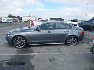 2017 Jaguar XE 35t R-Sport z VIN SAJAL4BV9HCP10649, wystawiony jako IAAI lot #41533051 z przebiegiem 59 431 mil mil oraz . Historia ofert i sprzedaży dostępna na DreamBid. Obrazek 14.