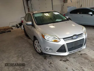 2012 Ford Focus SE z VIN 1FAHP3K27CL335294, wystawiony jako IAAI lot #42370206 z przebiegiem 102 537 mil mil oraz . Historia ofert i sprzedaży dostępna na DreamBid. Obrazek 1.