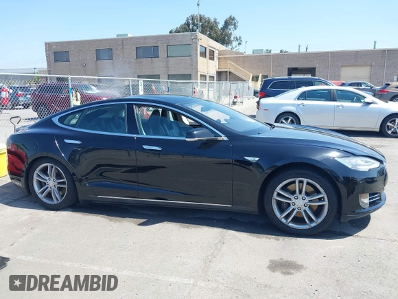 2013 Tesla Model S Performance z VIN 5YJSA1CP6DFP08779, wystawiony jako IAAI lot #42172960 z przebiegiem 136 450 mil mil oraz . Historia ofert i sprzedaży dostępna na DreamBid. Obrazek 13.