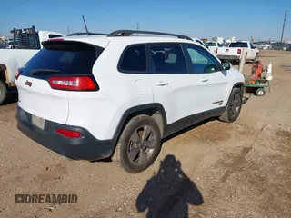 2016 Jeep Cherokee Latitude z VIN 1C4PJMCS0GW277030, wystawiony jako IAAI lot #40807423 z przebiegiem 189 503 mil mil oraz . Historia ofert i sprzedaży dostępna na DreamBid. Obrazek 4.