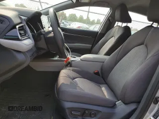 2024 Toyota Camry LE z VIN 4T1C11AK6RU190646, wystawiony jako Copart lot #58817045 z przebiegiem 19 276 mil mil oraz Szkoda całkowita • Salvage title. Historia ofert i sprzedaży dostępna na DreamBid. Obrazek 7.