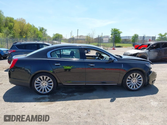 2013 Lincoln MKS z VIN 1LNHL9EK3DG617815, wystawiony jako IAAI lot #42239784 z przebiegiem 122 589 mil mil oraz . Historia ofert i sprzedaży dostępna na DreamBid. Obrazek 13.