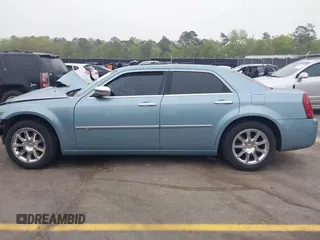 2008 Chrysler 300 C Hemi z VIN 2C3KA63HX8H335594, wystawiony jako IAAI lot #41907869 z przebiegiem Nie podano mil oraz . Historia ofert i sprzedaży dostępna na DreamBid. Obrazek 15.