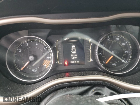 2015 Jeep Cherokee Sport z VIN 1C4PJMAB7FW622216, wystawiony jako Copart lot #57939965 z przebiegiem 179 349 mil mil oraz Czysty tytuł • Clean title. Historia ofert i sprzedaży dostępna na DreamBid. Obrazek 9.