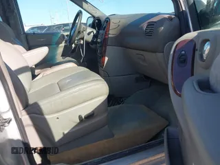 2002 Chrysler Town & Country Limited with VIN 2C8GP64L62R552398, listed as a IAAI auction lot 42021018 with 88,601 mi miles. Bid and sale history available at carsss.com. Image 5.