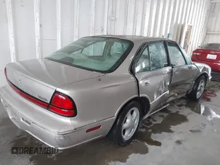 1996 Oldsmobile LSS z VIN 1G3HY5217T4809863, wystawiony jako IAAI lot #41623766 z przebiegiem 186 701 mil mil oraz . Historia ofert i sprzedaży dostępna na DreamBid. Obrazek 4.