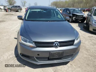 2013 Volkswagen Jetta SE z VIN 3VWDP7AJ8DM352028, wystawiony jako Copart lot #53182505 z przebiegiem 226 944 mil mil oraz Czysty tytuł • Clean title. Historia ofert i sprzedaży dostępna na DreamBid. Obrazek 5.