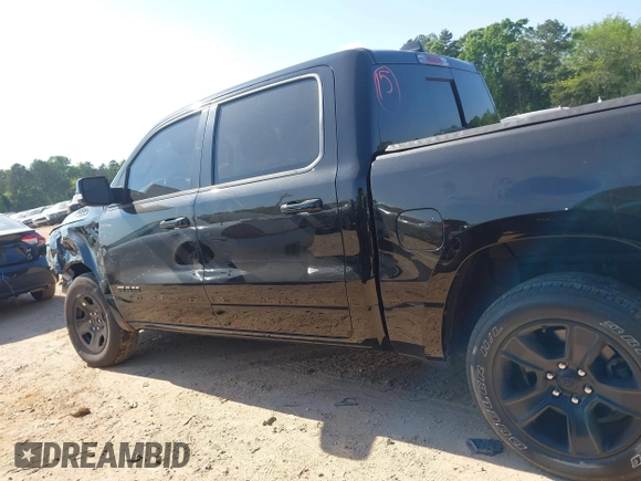 2021 Ram 1500 Big Horn z VIN 1C6RREFT1MN769814, wystawiony jako IAAI lot #42052424 z przebiegiem 71 958 mil mil oraz . Historia ofert i sprzedaży dostępna na DreamBid. Obrazek 14.