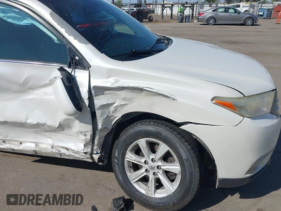 2013 Toyota Highlander z VIN 5TDZK3EH7DS127798, wystawiony jako IAAI lot #42372808 z przebiegiem 176 190 mil mil oraz . Historia ofert i sprzedaży dostępna na DreamBid. Obrazek 17.