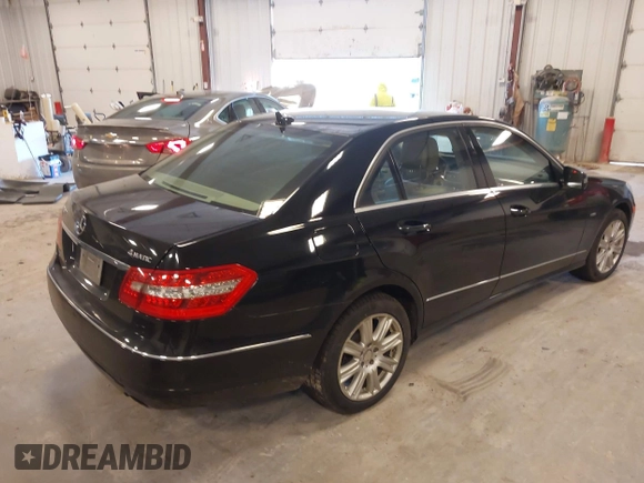 2012 Mercedes-Benz E 350 Luxury z VIN WDDHF8JB5CA563419, wystawiony jako IAAI lot #42184077 z przebiegiem 136 795 mil mil oraz . Historia ofert i sprzedaży dostępna na DreamBid. Obrazek 4.