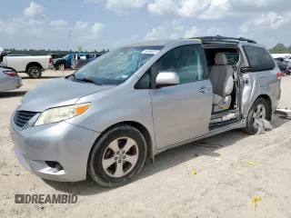 2012 Toyota Sienna LE AAS z VIN 5TDKK3DCXCS237766, wystawiony jako Copart lot #64589825 z przebiegiem 163 536 mil mil oraz Szkoda całkowita • Salvage title. Historia ofert i sprzedaży dostępna na DreamBid. Obrazek 1.