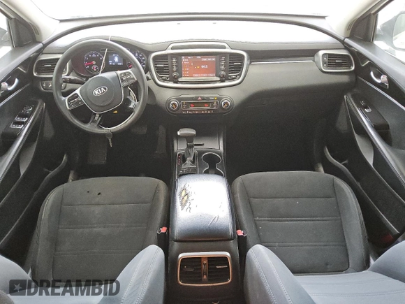 2019 Kia Sorento LX z VIN 5XYPG4A54KG482528, wystawiony jako Copart lot #55098735 z przebiegiem 128 821 mil mil oraz Czysty tytuł • Clean title. Historia ofert i sprzedaży dostępna na DreamBid. Obrazek 8.
