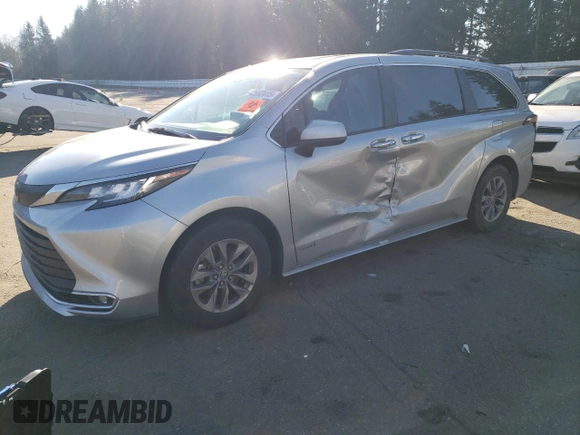 2021 Toyota Sienna XLE with VIN 5TDYSKFC1MS017712, listed as a Copart auction lot 42992415 with 47,600 mi miles and Salvage Title. Bid and sale history available at carsss.com. Image 1.
