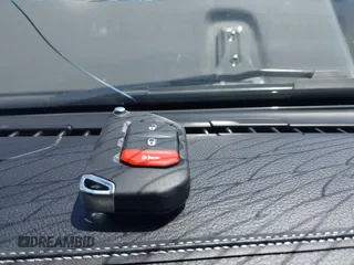 2021 Jeep Wrangler Unlimited Sahara Altitude z VIN 1C4HJXEN9MW645794, wystawiony jako IAAI lot #41807183 z przebiegiem 84 043 mil mil oraz . Historia ofert i sprzedaży dostępna na DreamBid. Obrazek 11.