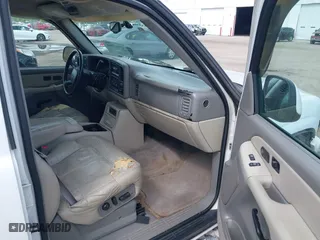 2002 Chevrolet Suburban LS with VIN 3GNEC16Z92G208330, listed as a IAAI auction lot 41907799 with 469,040 mi miles. Bid and sale history available at carsss.com. Image 5.