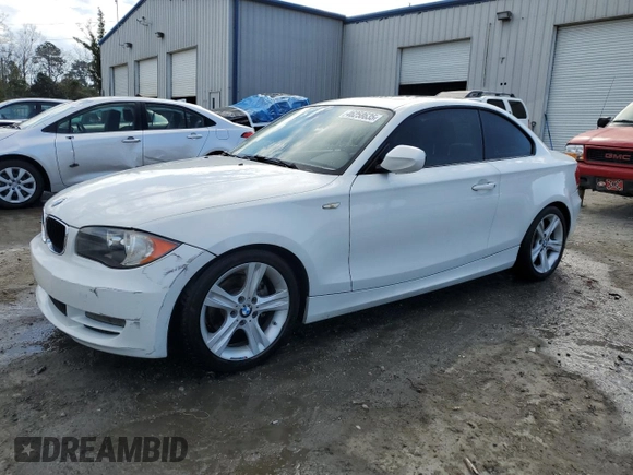 2011 BMW 1 Series 128i z VIN WBAUP7C51BVP21668, wystawiony jako Copart lot #46258635 z przebiegiem 111 911 mil mil oraz Szkody całkowita. Historia ofert i sprzedaży dostępna na DreamBid. Obrazek 1.