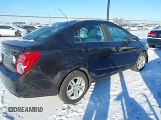 2015 Chevrolet Sonic LT z VIN 1G1JC5SH8F4194265, wystawiony jako IAAI lot #40945117 z przebiegiem 77 229 mil mil oraz . Historia ofert i sprzedaży dostępna na DreamBid. Obrazek 4.