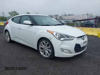 2013 Hyundai Veloster w/Gray Int z VIN KMHTC6AD5DU089115, wystawiony jako IAAI lot #42498078 z przebiegiem 119 144 mil mil oraz . Historia ofert i sprzedaży dostępna na DreamBid. Obrazek 1.