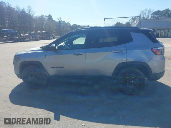 2022 Jeep Compass Latitude z VIN 3C4NJDBB4NT197015, wystawiony jako IAAI lot #42074901 z przebiegiem 61 498 mil mil oraz . Historia ofert i sprzedaży dostępna na DreamBid. Obrazek 14.