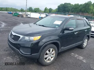 2013 Kia Sorento LX z VIN 5XYKTDA20DG420283, wystawiony jako IAAI lot #42528439 z przebiegiem 140 891 mil mil oraz . Historia ofert i sprzedaży dostępna na DreamBid. Obrazek 2.