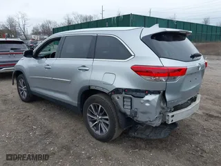 2019 Toyota Highlander SE with VIN 5TDJZRFH8KS727883, listed as a IAAI auction lot 41882956 with 56,043 mi miles. Bid and sale history available at carsss.com. Image 3.