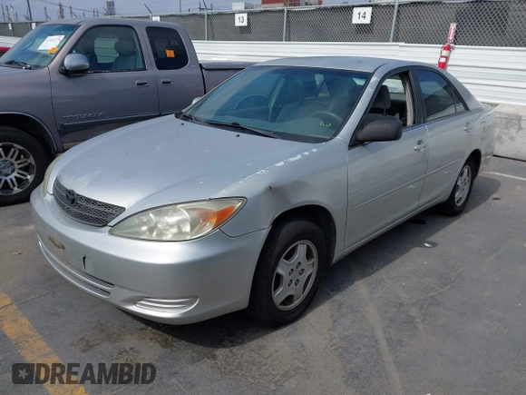 2003 Toyota Camry LE z VIN 4T1BF32K33U044476, wystawiony jako IAAI lot #42464651 z przebiegiem 206 004 mil mil oraz . Historia ofert i sprzedaży dostępna na DreamBid. Obrazek 2.