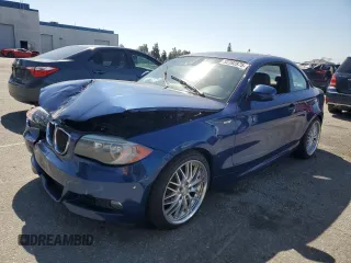 2013 BMW 1 Series 128i z VIN WBAUP9C50DVS95499, wystawiony jako Copart lot #52392875 z przebiegiem 90 993 mil mil oraz Czysty tytuł • Clean title. Historia ofert i sprzedaży dostępna na DreamBid. Obrazek 1.