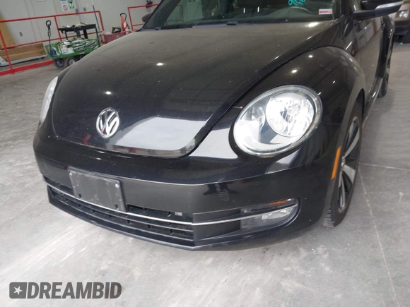 2012 Volkswagen Beetle 2.0T Turbo w/Sun/Snd/Nav PZEV with VIN 3VWVA7AT8CM617830, listed as a IAAI auction lot 42024546 with 91,688 mi miles. Bid and sale history available at carsss.com. Image 6.