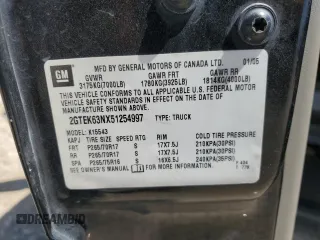 2005 GMC Sierra Denali z VIN 2GTEK63NX51254997, wystawiony jako Copart lot #58178244 z przebiegiem 180 531 mil mil oraz Szkody całkowita. Historia ofert i sprzedaży dostępna na DreamBid. Obrazek 12.