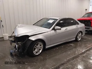2013 Mercedes-Benz C 300 Sport z VIN WDDGF8AB4DR280489, wystawiony jako IAAI lot #41828082 z przebiegiem 152 344 mil mil oraz . Historia ofert i sprzedaży dostępna na DreamBid. Obrazek 2.