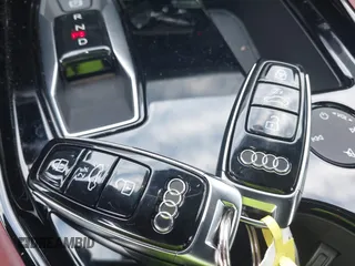 2023 Audi RS e-tron GT z VIN WAUBHBFW5P7903655, wystawiony jako IAAI lot #40952092 z przebiegiem 8959 mil mil oraz . Historia ofert i sprzedaży dostępna na DreamBid. Obrazek 11.