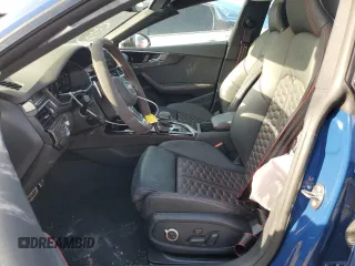 2023 Audi RS 5 Sportback z VIN WUAAWCF54PA903752, wystawiony jako Copart lot #40446644 z przebiegiem 9 820 mil mil oraz . Historia ofert i sprzedaży dostępna na DreamBid. Obrazek 7.