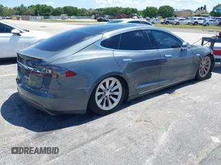 2013 Tesla Model S Performance z VIN 5YJSA1DP9DFP06121, wystawiony jako IAAI lot #42511097 z przebiegiem 100 990 mil mil oraz . Historia ofert i sprzedaży dostępna na DreamBid. Obrazek 4.
