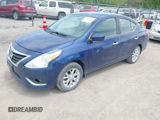 2019 Nissan Versa SV z VIN 3N1CN7AP7KL809443, wystawiony jako IAAI lot #42216308 z przebiegiem 101 860 mil mil oraz . Historia ofert i sprzedaży dostępna na DreamBid. Obrazek 2.