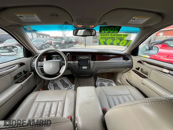 2007 Lincoln Town Car Signature z VIN 1LNHM81V07Y611332, wystawiony jako Copart lot #83524084 z przebiegiem 68 349 mil mil oraz Czysty tytuł • Clean title. Historia ofert i sprzedaży dostępna na DreamBid. Obrazek 9.