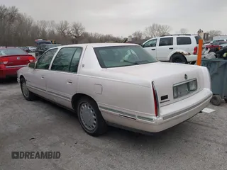 1998 Cadillac DeVille z VIN 1G6KD54YXWU800156, wystawiony jako IAAI lot #41820044 z przebiegiem Nie podano mil oraz . Historia ofert i sprzedaży dostępna na DreamBid. Obrazek 3.